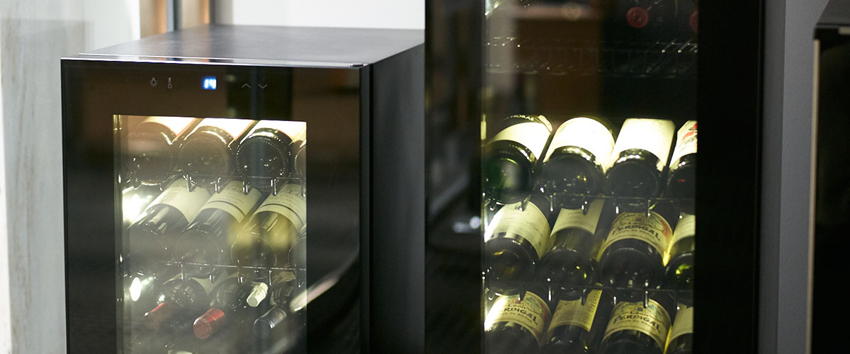 スリム＆シンプルなデザインで、庫内を美しく“魅せる” 家庭用セラーの新スタンダード。