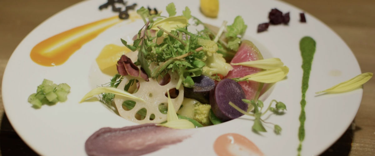 自然派ワインと見目麗しい絶品お野菜料理を温もり溢れるWoodyな空間で