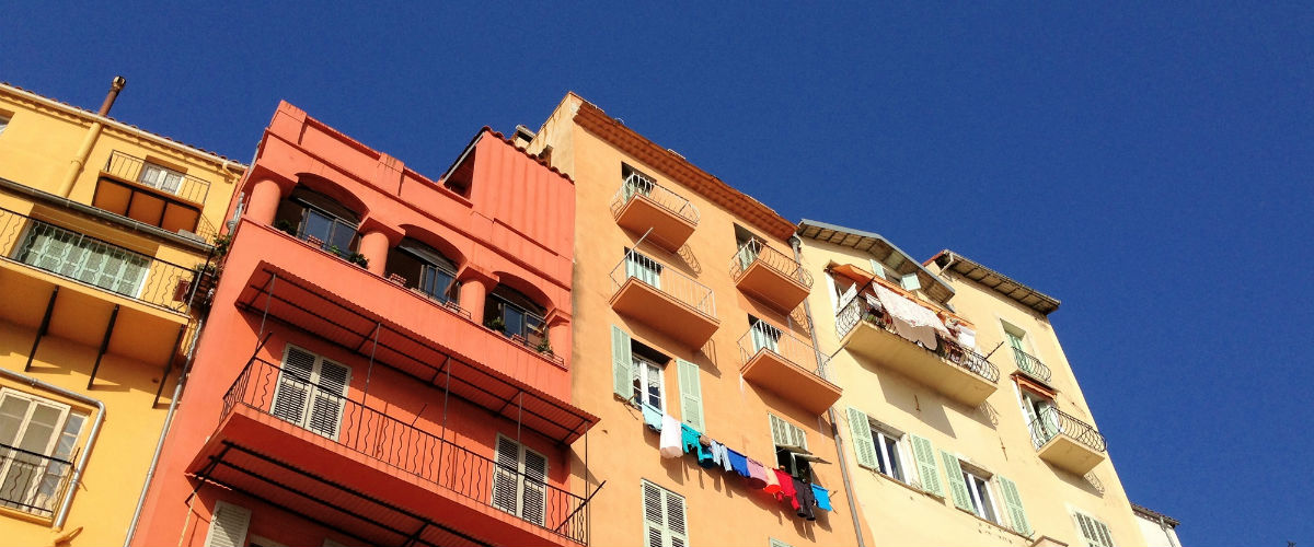 マントンで女をみがく。