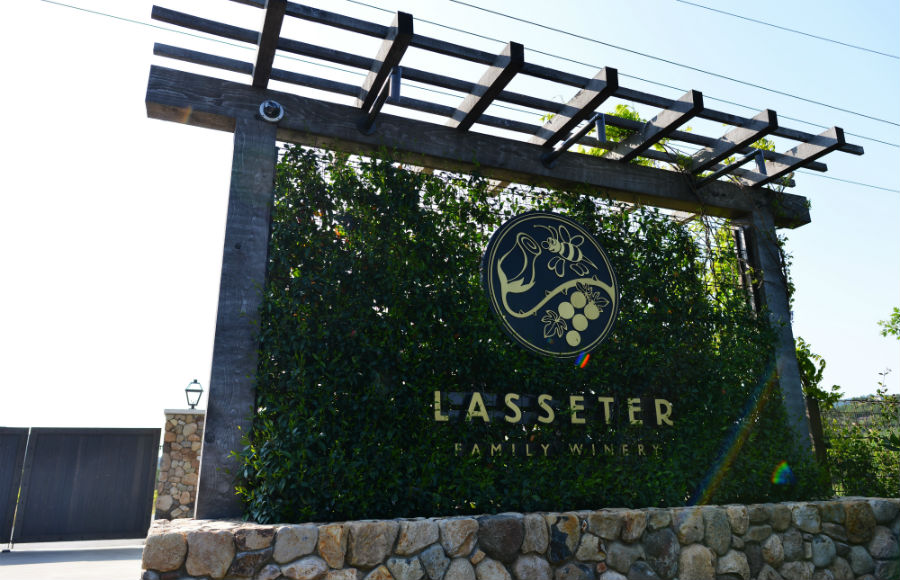 ワイナリー入口のロゴサイン