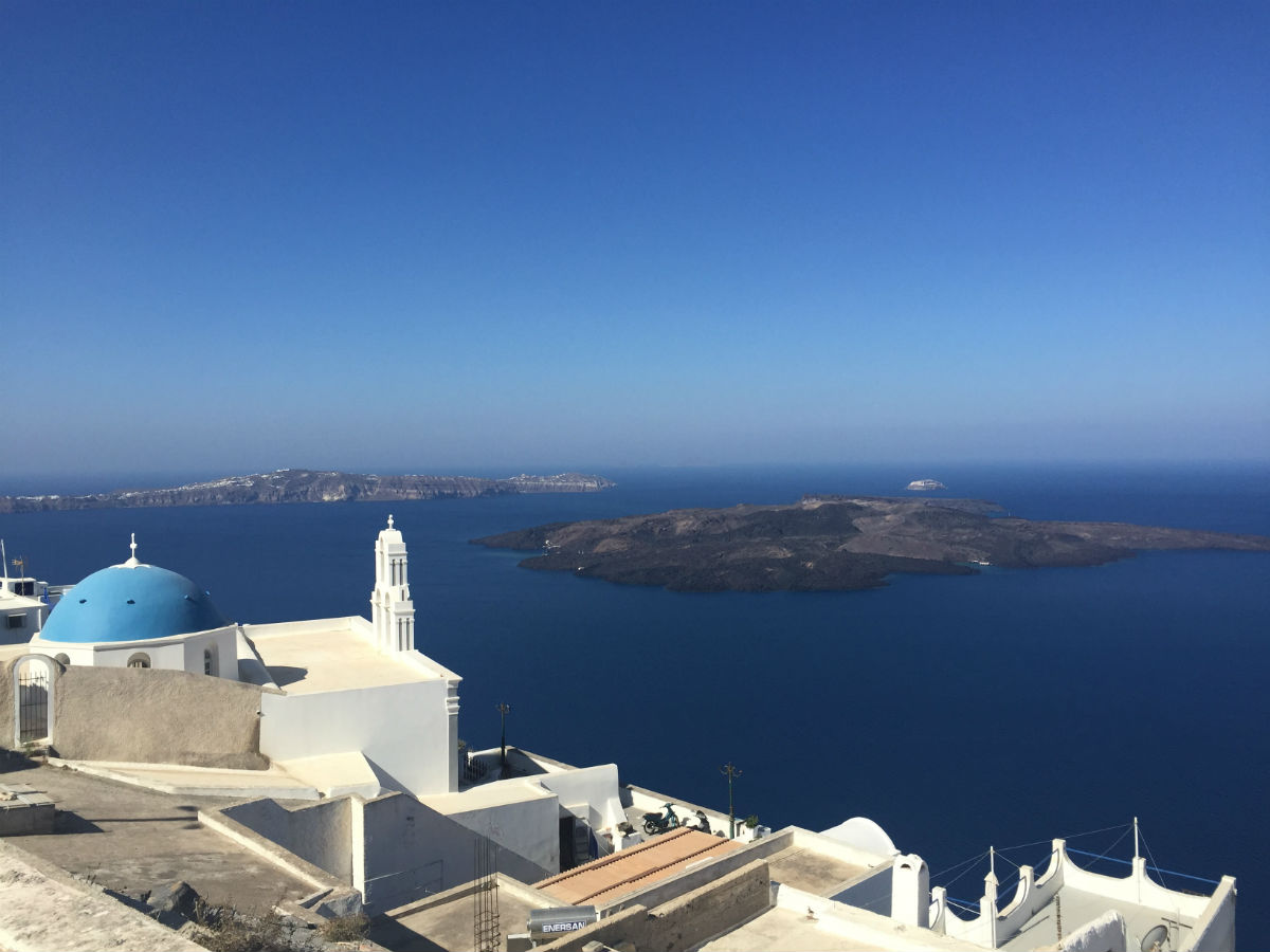 サントリーニ島のぐるぐる巻きのブドウ樹