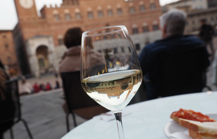 白ワインとマンジャの塔