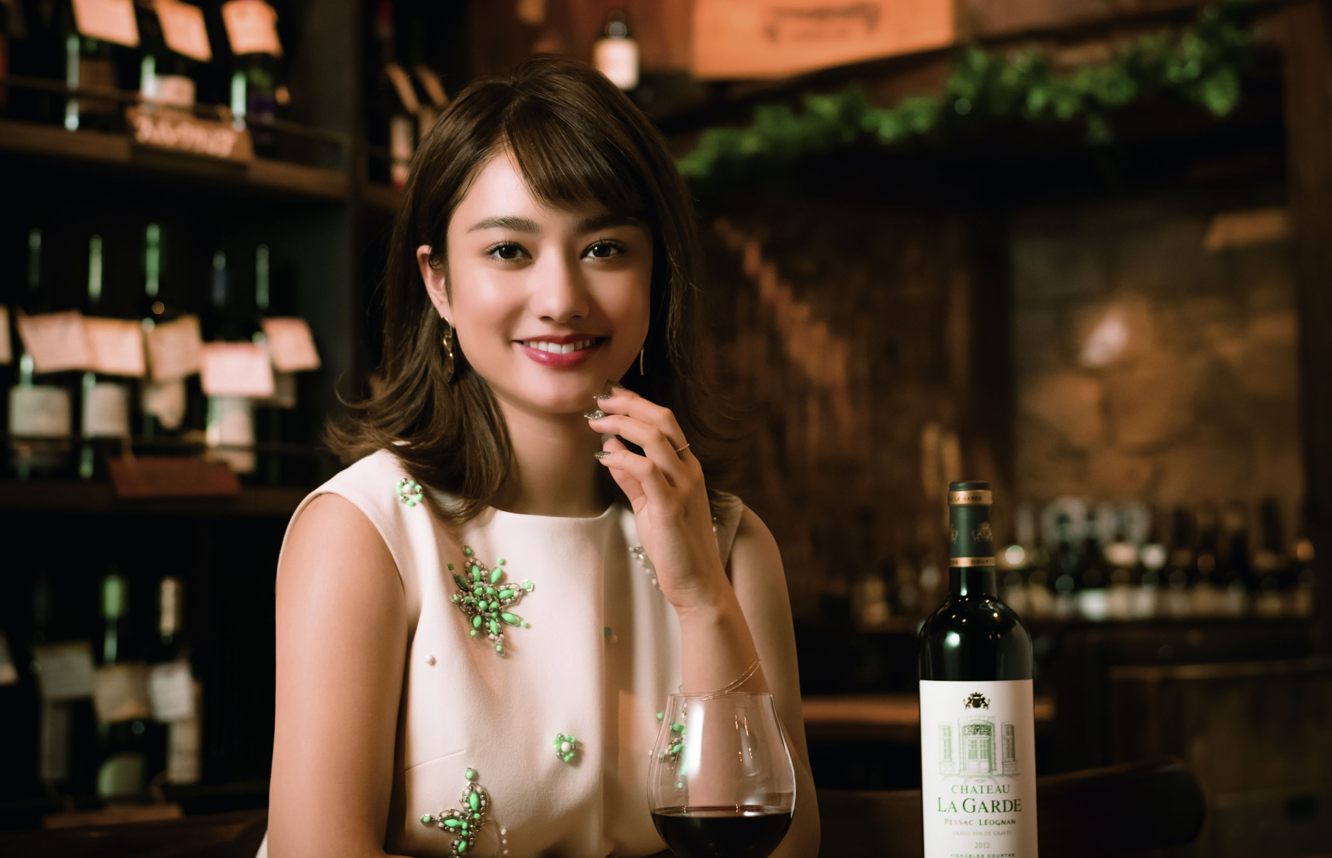 COVER STORY : 谷まりあは「お酒の場が好きなんです」