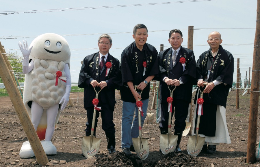 北海道の北斗市でグランポレールの新ヴィンヤード植樹式