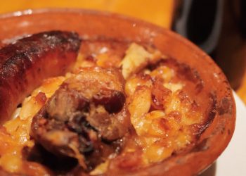 散策の疲れを癒してくれる 熱々カスレ